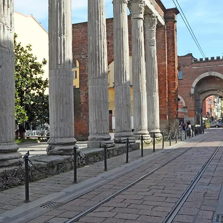Colonne San Lorenzo Walk To Duomo & Navigli Milano